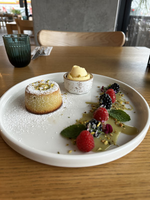 Souffle di pistacchio con gelato alla vaniglia