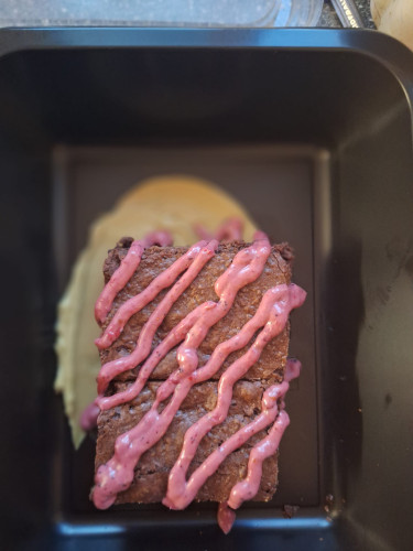 Domáce Brownie s ovocným pyré a pistaciovym topingom