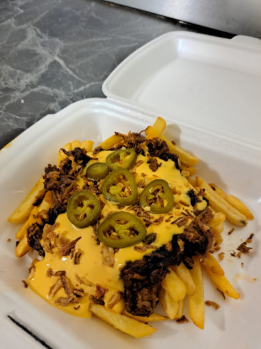 Hranolky s trhaným mäsom cheddarom a jalapenos