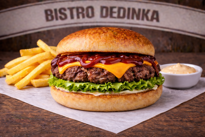 COMBO:  BBQ burger + hranolky + omáčka