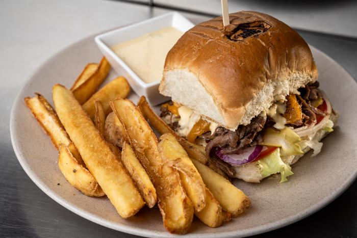 HOVÄDZÍ BURGER „PULLED BEEF“ 250g s DIP Hranolkami 150g a Horčicovo-medovou omáčkou MENU