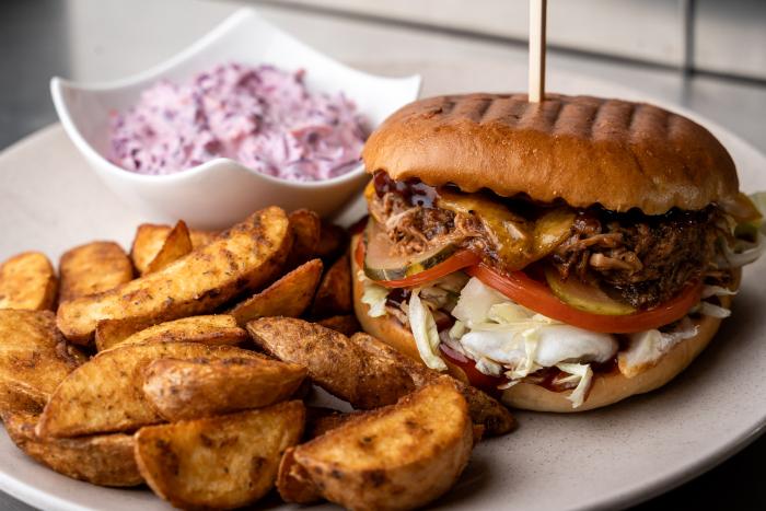 BRAVČOVÝ BURGER „PULLED PORK“ 200g s DIP hranolkami 150g a COLESLAW MENU