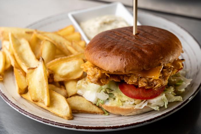 CHICKEN BURGER 220g s DIP hranolkami 150g a Tatárskou omáčkou MENU