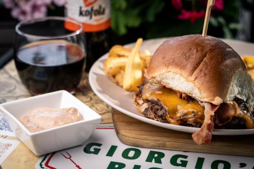 GIORGIO'S SMASH BRGR 250g s DIP hranolkamy 150g a BRGR omáčkou MENU