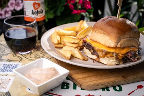 GIORGIO'S SMASH EXTRA CHEDDAR BRGR 280g s DIP hranolkami 150g a BRGR omáčkou MENU