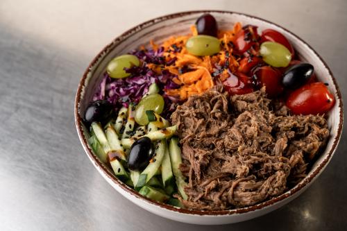 POKÉ MISA s ryžou a hovädzím,"pulled beef" mäskom 400g
