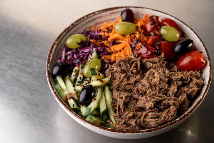 POKÉ MISA s ryžou a hovädzím,"pulled beef" mäskom 400g