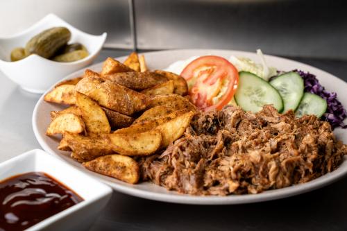 TRHANÉ BRAVČOVÉ MÄSO (PULLED PORK) 200 g - vyskladaj si podľa chuti
