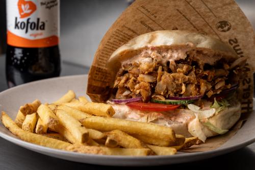 KEBAB v PITE MENU, hranolky CRISP 150g, Kofola 500ml