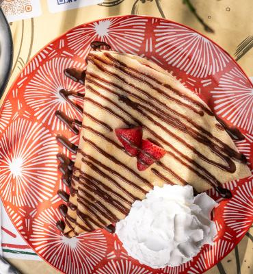 Palacinka s Nutellou, jahodami a šľahačkou