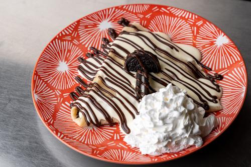 Palacinka s banánom, OREO keksíkmi, vanilkovým krémom a šľahačkou