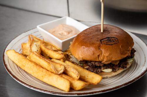 DOUBLE SMASH BRIOCHE 220g s DIP hranolkami 150g a BRGR omáčkou MENU