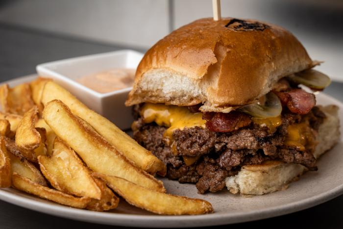 GIORGIO'S TRIPPLE SMASH BRGR 320g s DIP hranolkami 150g a BRGR omáčkou MENU