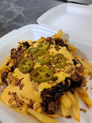 Hranolky s trhanym mäsom