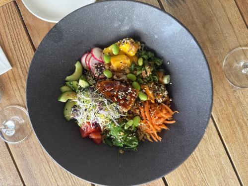Poke bowl s lososom