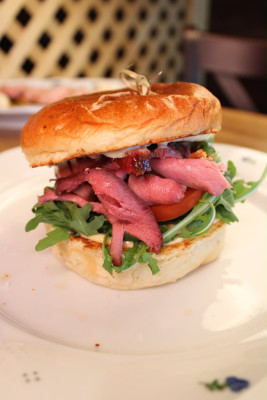 Kačací pastrami burger