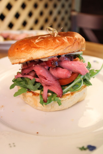 Kačací pastrami burger